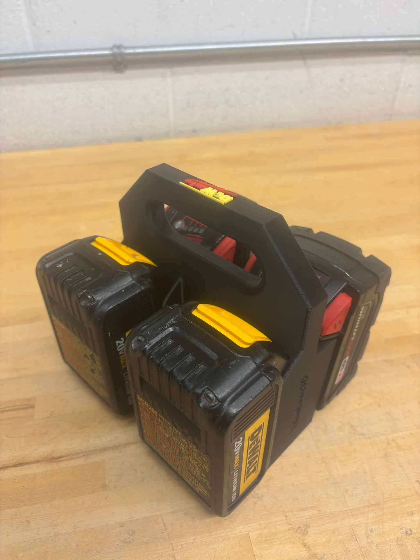 Battery Caddy "DeWaukee" for DeWalt 20V / 60V and Milwaukee M18 Batteries – holds 4 Batteries, Optional Milwaukee Packout Mounting
