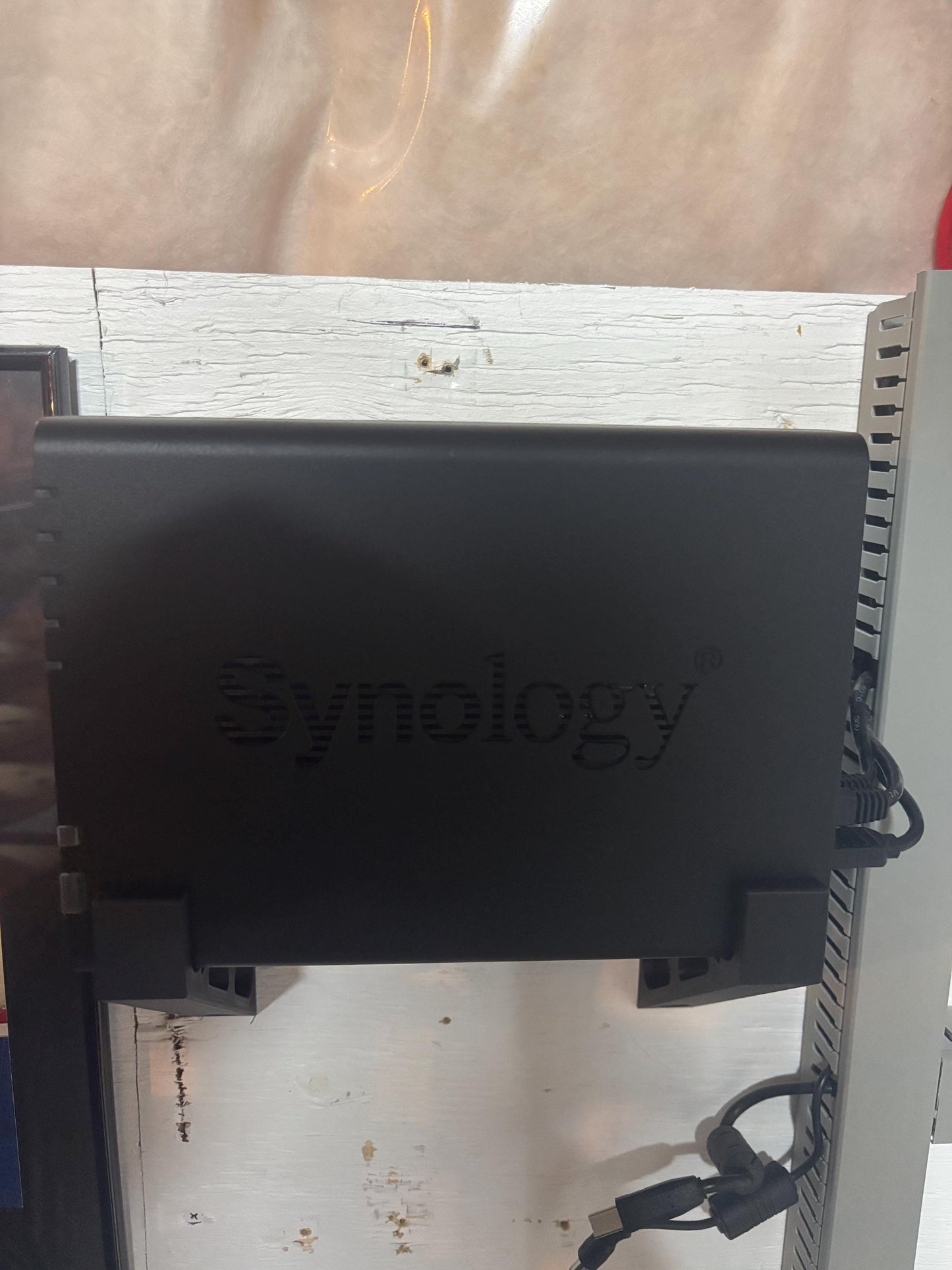 Support de montage mural pour Synology NAS DS2xx (DS218+ / DS220+ / DS224+ et bien d'autres)