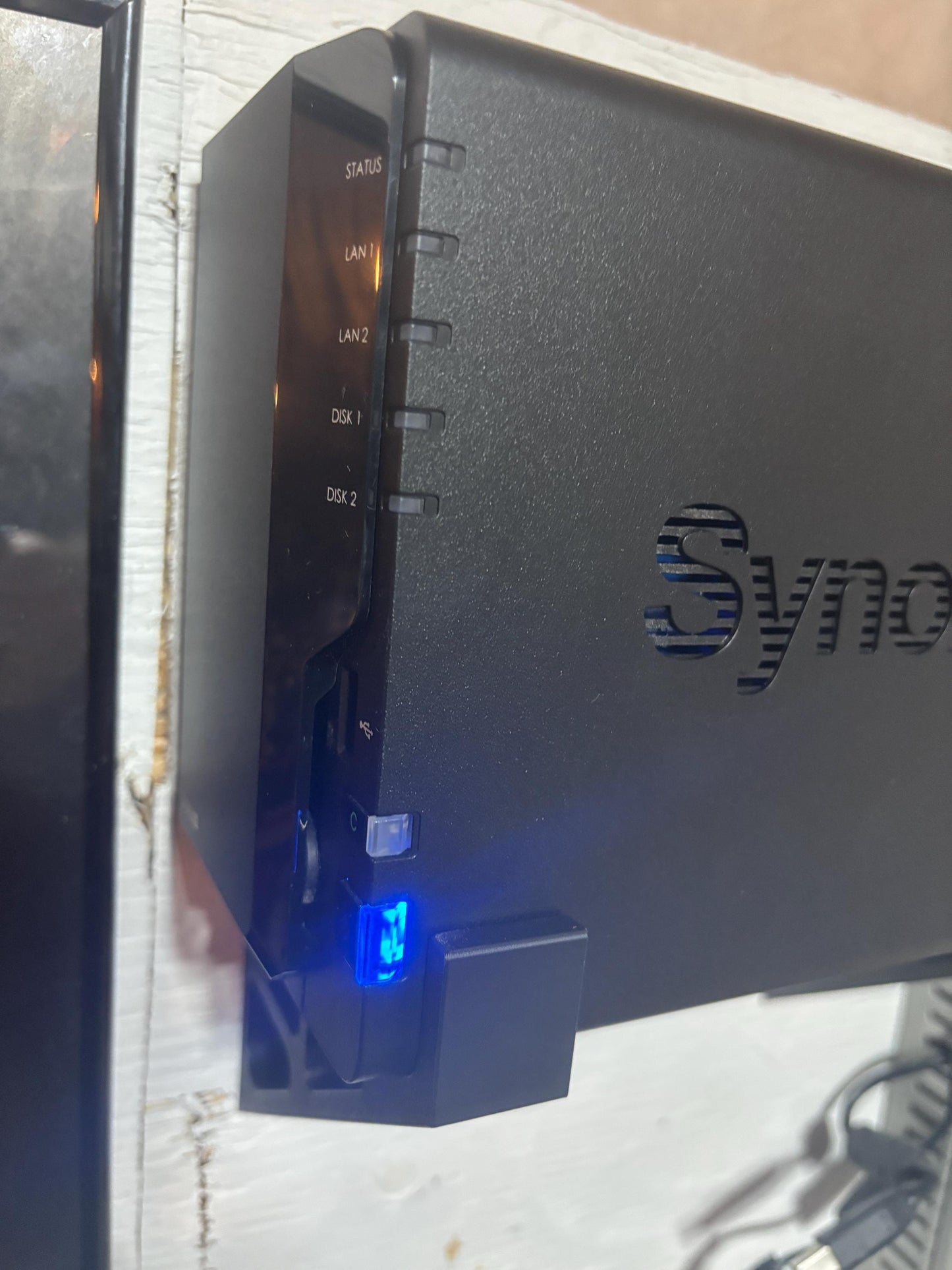 Support de montage mural pour Synology NAS DS2xx (DS218+ / DS220+ / DS224+ et bien d'autres)