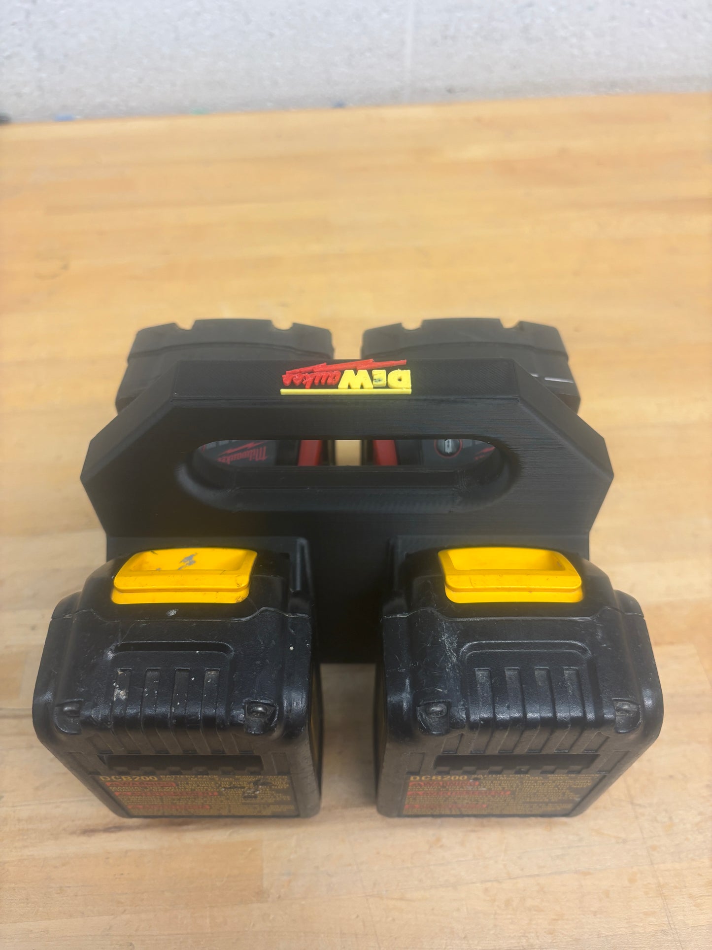 Battery Caddy "DeWaukee" for DeWalt 20V / 60V and Milwaukee M18 Batteries – holds 4 Batteries, Optional Milwaukee Packout Mounting