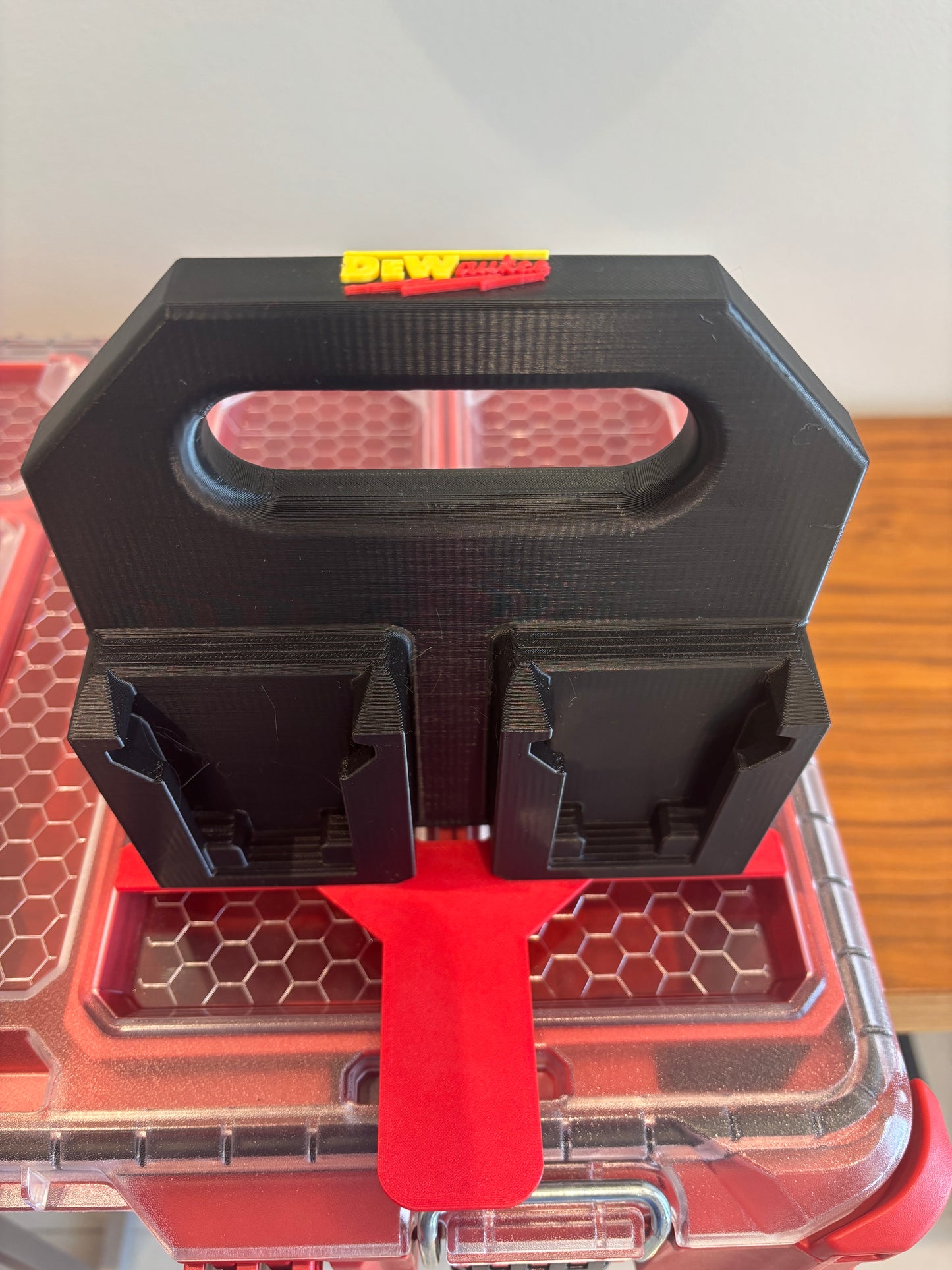 Battery Caddy "DeWaukee" for DeWalt 20V / 60V and Milwaukee M18 Batteries – holds 4 Batteries, Optional Milwaukee Packout Mounting