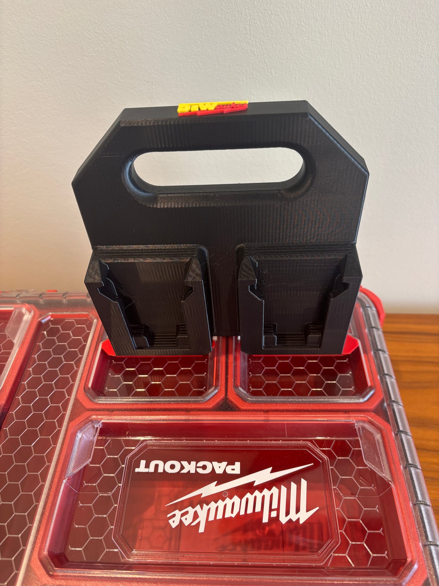 Battery Caddy "DeWaukee" for DeWalt 20V / 60V and Milwaukee M18 Batteries – holds 4 Batteries, Optional Milwaukee Packout Mounting