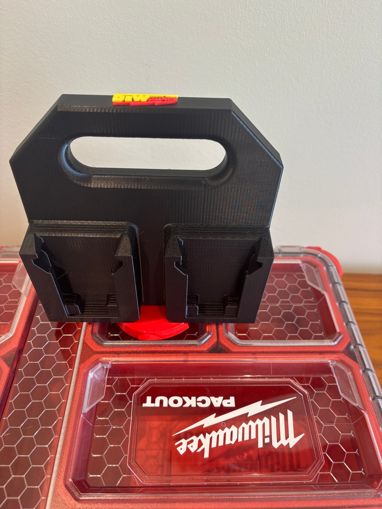 Battery Caddy "DeWaukee" for DeWalt 20V / 60V and Milwaukee M18 Batteries – holds 4 Batteries, Optional Milwaukee Packout Mounting