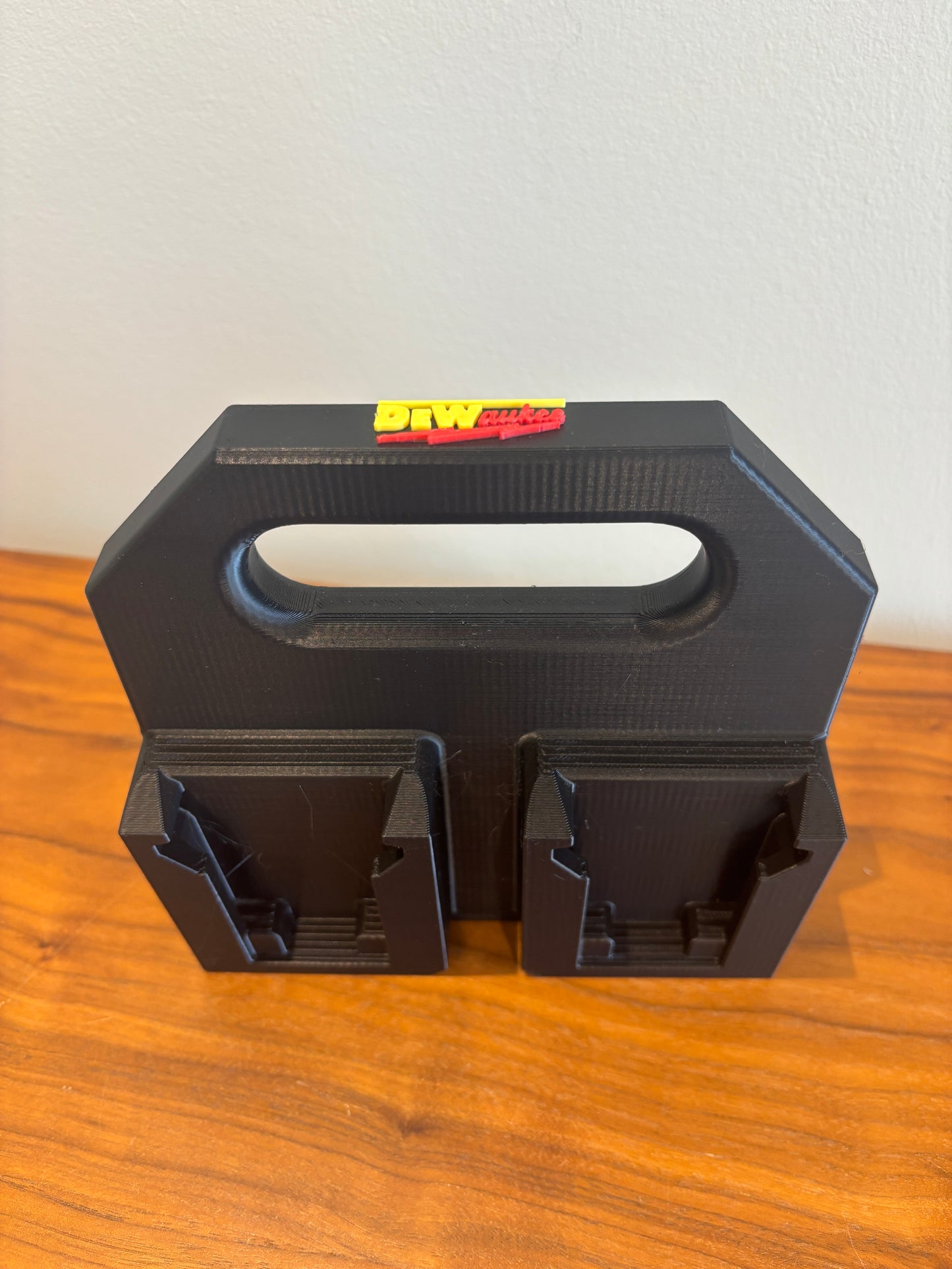 Battery Caddy "DeWaukee" for DeWalt 20V / 60V and Milwaukee M18 Batteries – holds 4 Batteries, Optional Milwaukee Packout Mounting