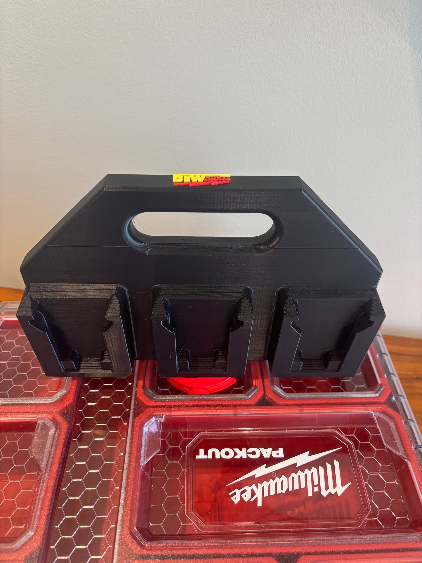Battery Caddy "DeWaukee" for DeWalt 20V / 60V and Milwaukee M18 Batteries – holds 6 Batteries, Optional Milwaukee Packout Mounting