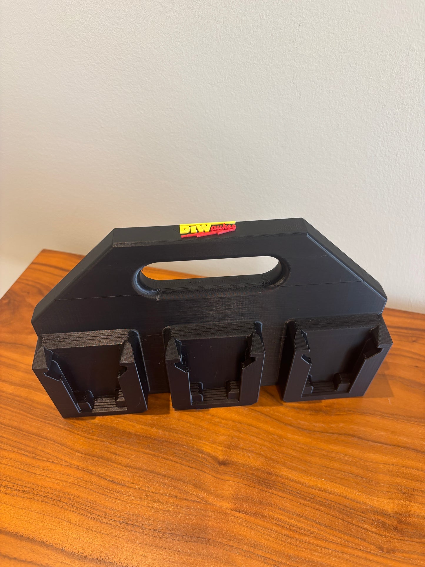 Battery Caddy "DeWaukee" for DeWalt 20V / 60V and Milwaukee M18 Batteries – holds 6 Batteries, Optional Milwaukee Packout Mounting