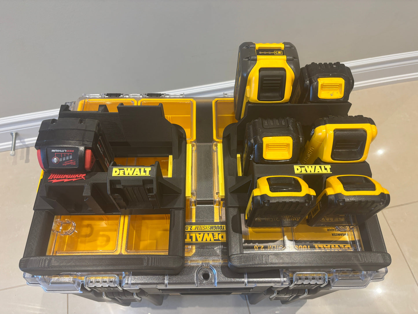 Support Milwaukee Packout pour batteries DeWalt 20 V et 60 V - peut contenir 6 batteries