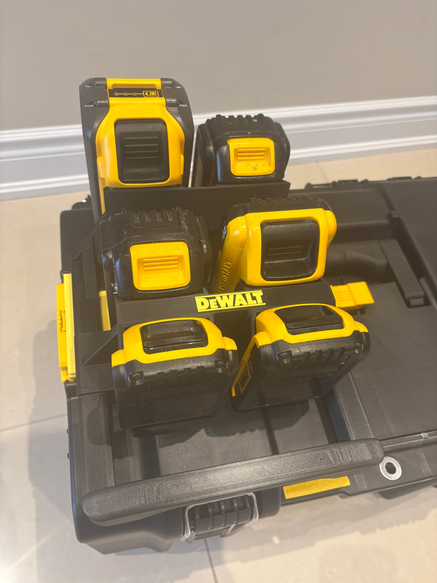 Support Milwaukee Packout pour batteries DeWalt 20 V et 60 V - peut contenir 6 batteries