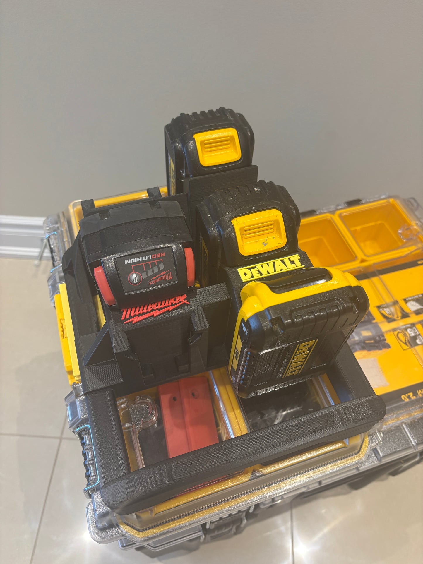 Support Milwaukee Packout « DeWaukee » pour batteries DeWalt 20 V/60 V et Milwaukee M18 – peut contenir 3 batteries DeWalt et 3 batteries Milwaukee M18