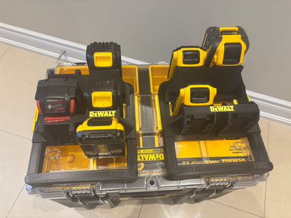 Support Milwaukee Packout « DeWaukee » pour batteries DeWalt 20 V/60 V et Milwaukee M18 – peut contenir 3 batteries DeWalt et 3 batteries Milwaukee M18