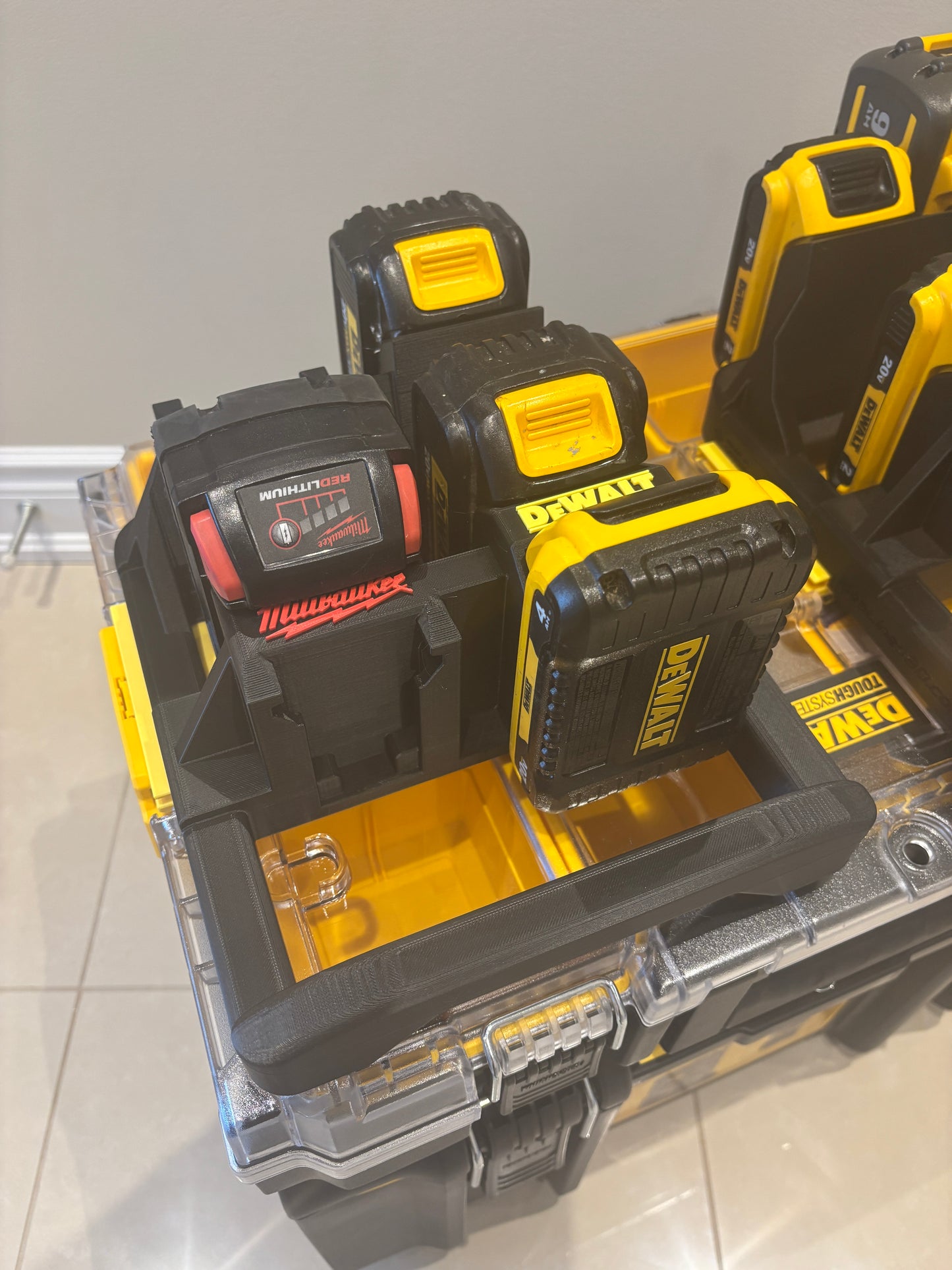 Support Milwaukee Packout « DeWaukee » pour batteries DeWalt 20 V/60 V et Milwaukee M18 – peut contenir 3 batteries DeWalt et 3 batteries Milwaukee M18