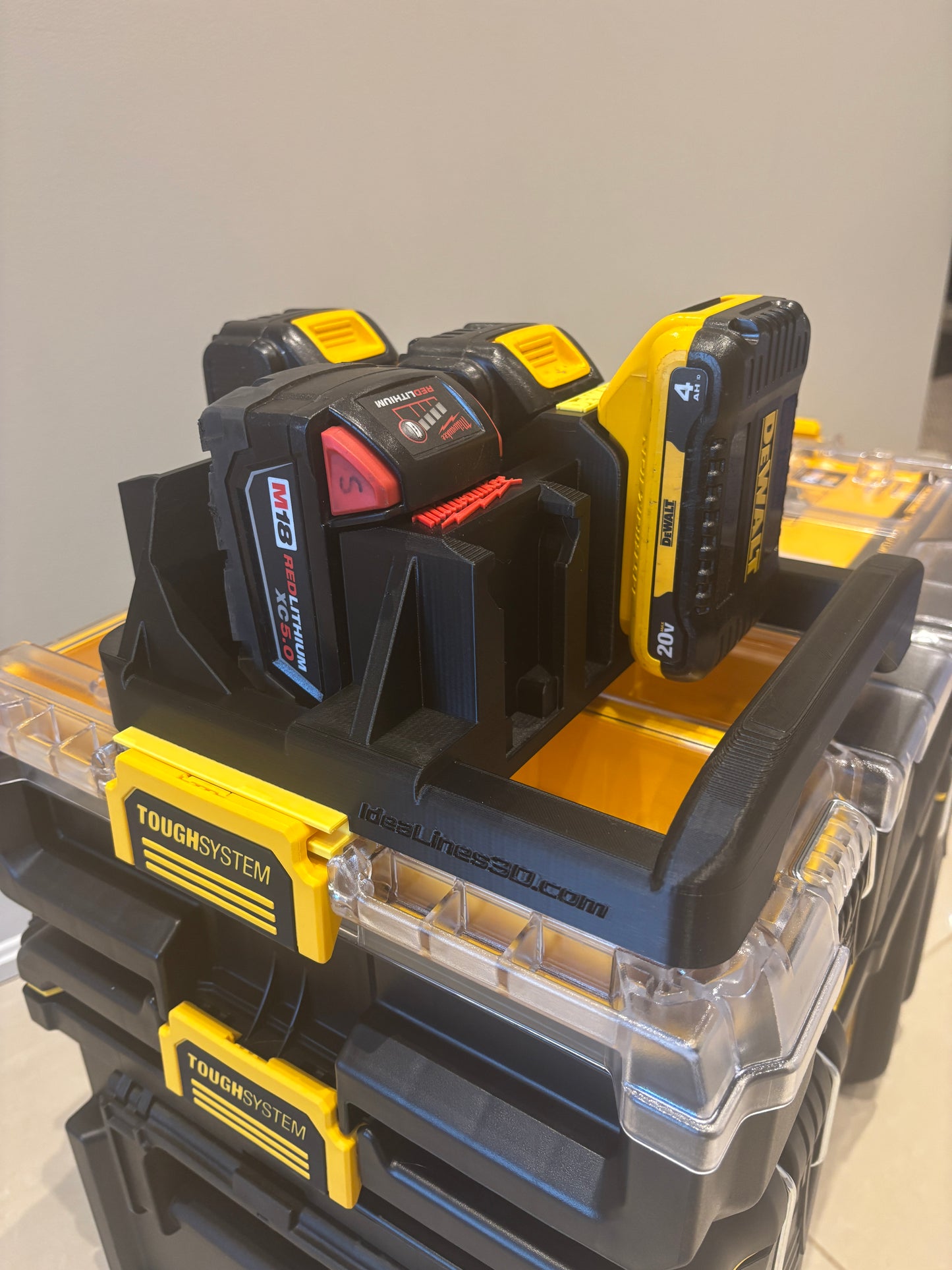 Support Milwaukee Packout « DeWaukee » pour batteries DeWalt 20 V/60 V et Milwaukee M18 – peut contenir 3 batteries DeWalt et 3 batteries Milwaukee M18