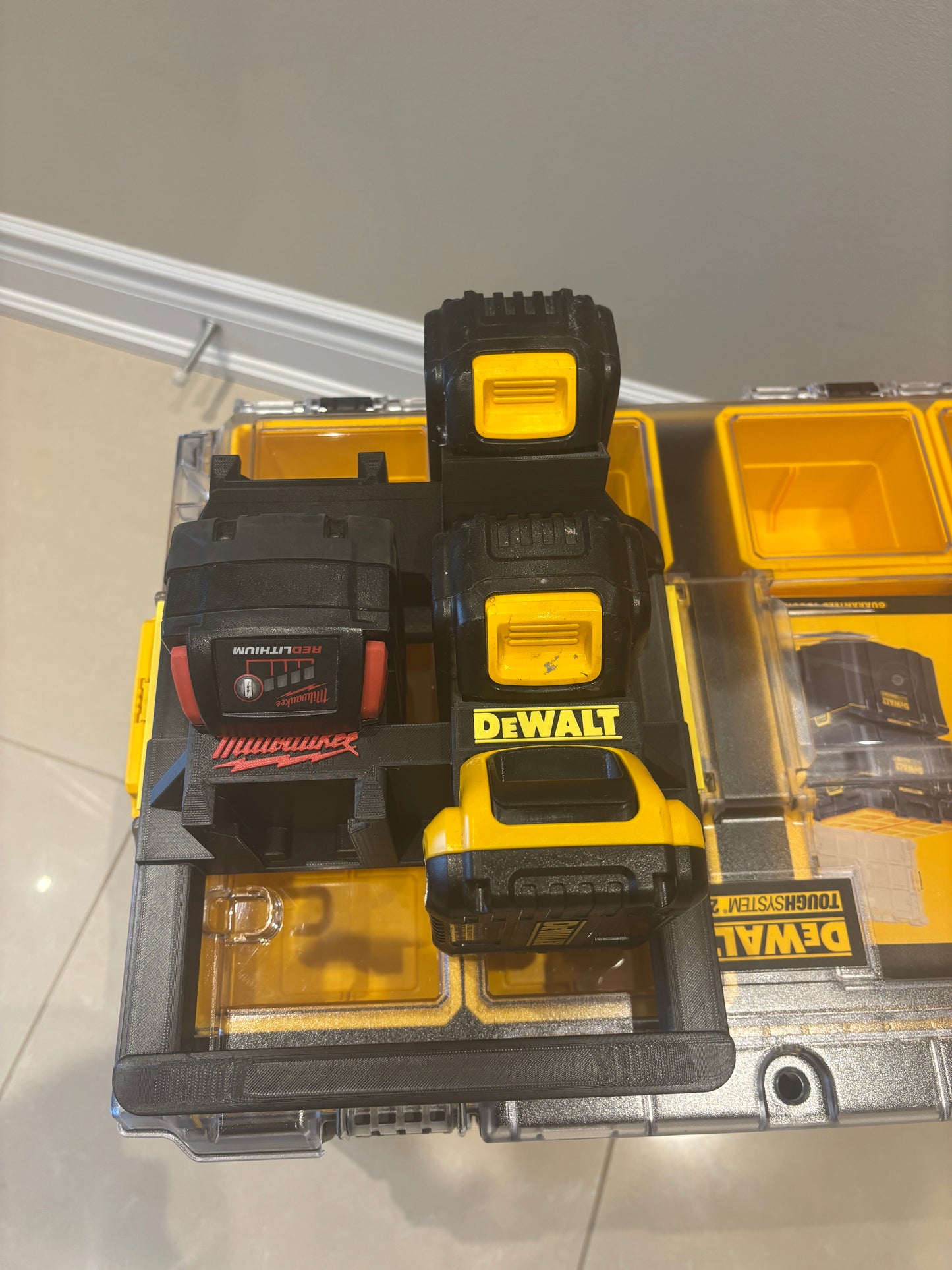 Support Milwaukee Packout « DeWaukee » pour batteries DeWalt 20 V/60 V et Milwaukee M18 – peut contenir 3 batteries DeWalt et 3 batteries Milwaukee M18