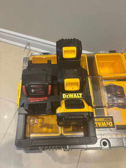 Support Milwaukee Packout « DeWaukee » pour batteries DeWalt 20 V/60 V et Milwaukee M18 – peut contenir 3 batteries DeWalt et 3 batteries Milwaukee M18