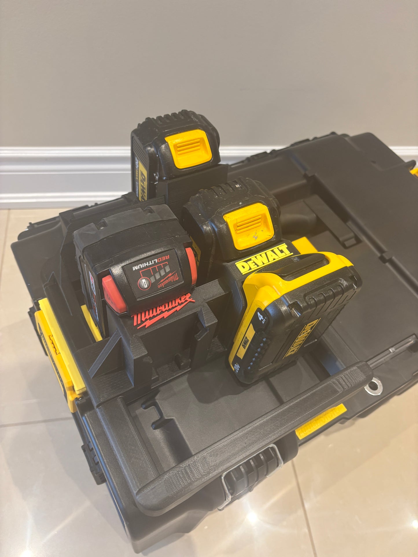 Support Milwaukee Packout « DeWaukee » pour batteries DeWalt 20 V/60 V et Milwaukee M18 – peut contenir 3 batteries DeWalt et 3 batteries Milwaukee M18