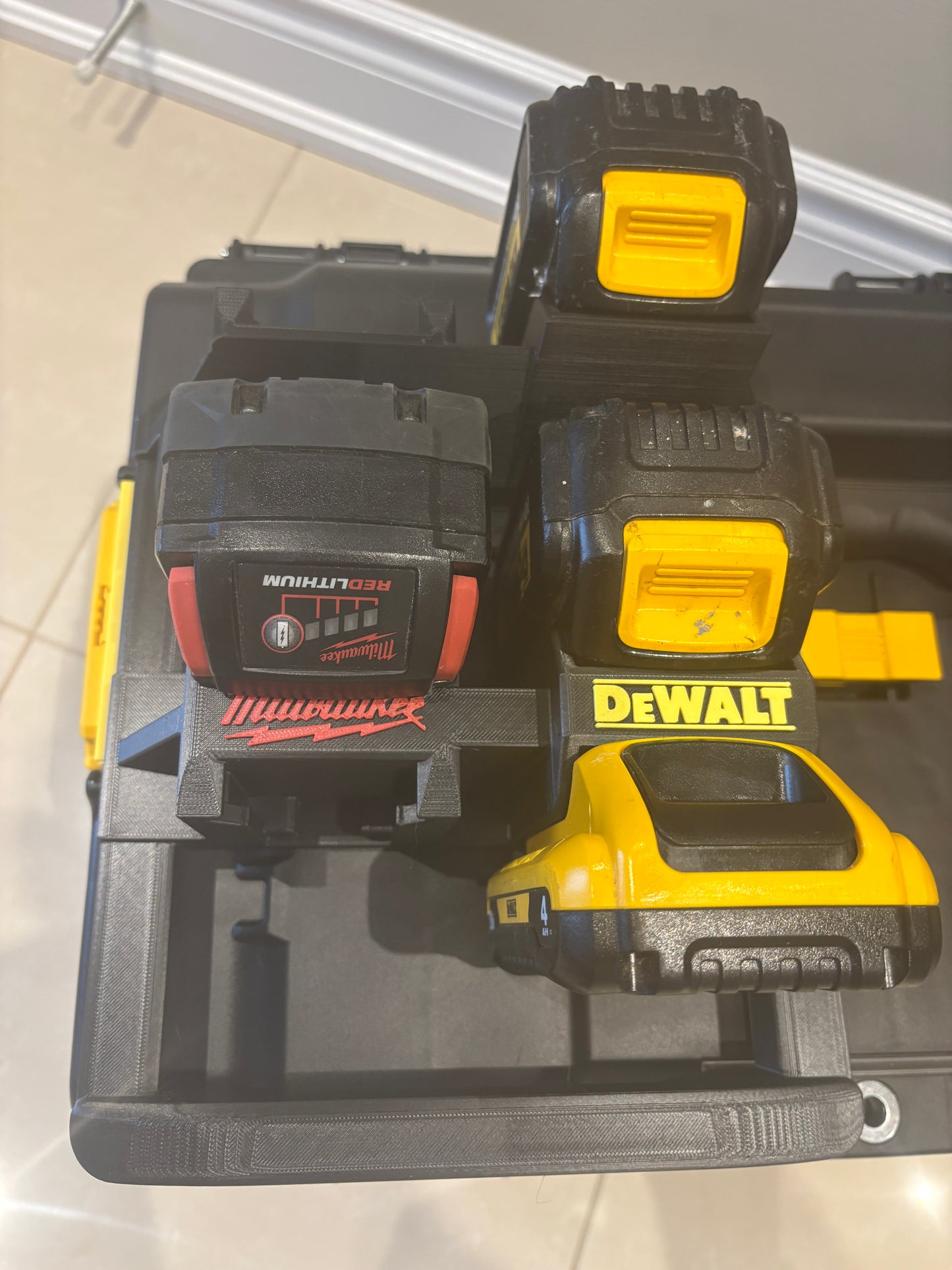 Support Milwaukee Packout « DeWaukee » pour batteries DeWalt 20 V/60 V et Milwaukee M18 – peut contenir 3 batteries DeWalt et 3 batteries Milwaukee M18