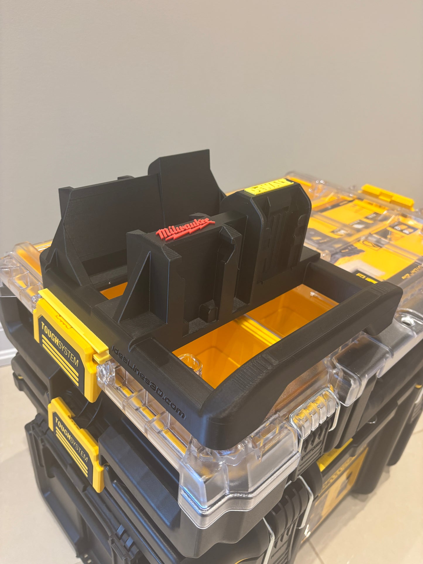 Support Milwaukee Packout « DeWaukee » pour batteries DeWalt 20 V/60 V et Milwaukee M18 – peut contenir 3 batteries DeWalt et 3 batteries Milwaukee M18