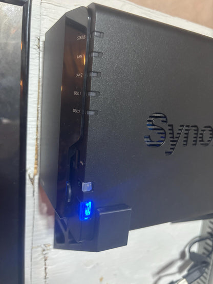 Support de montage mural pour Synology NAS DS2xx (DS218+ / DS220+ / DS224+ et bien d'autres)